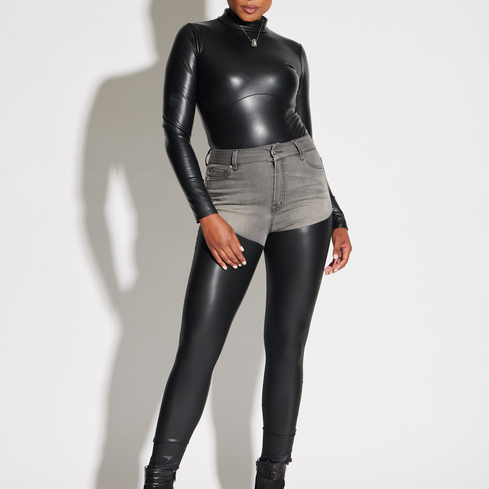 
                  
                    Combo Jeans
                  
                